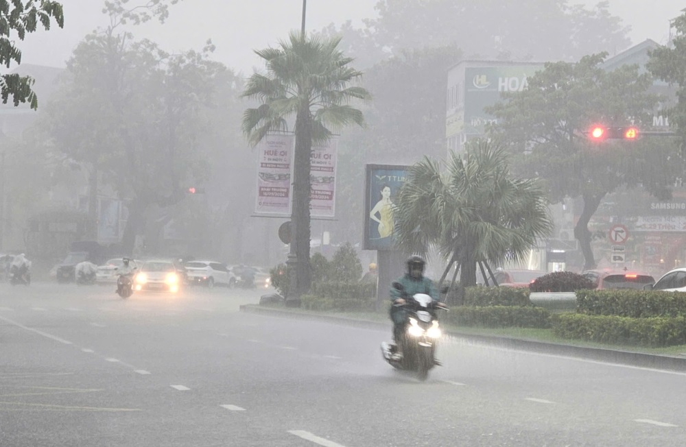 今日の夕方と夜、7月19日、Thanh HoaからQuang Triまでの地域では、局地的に大雨になる見込みです。写真:Phuc Dat