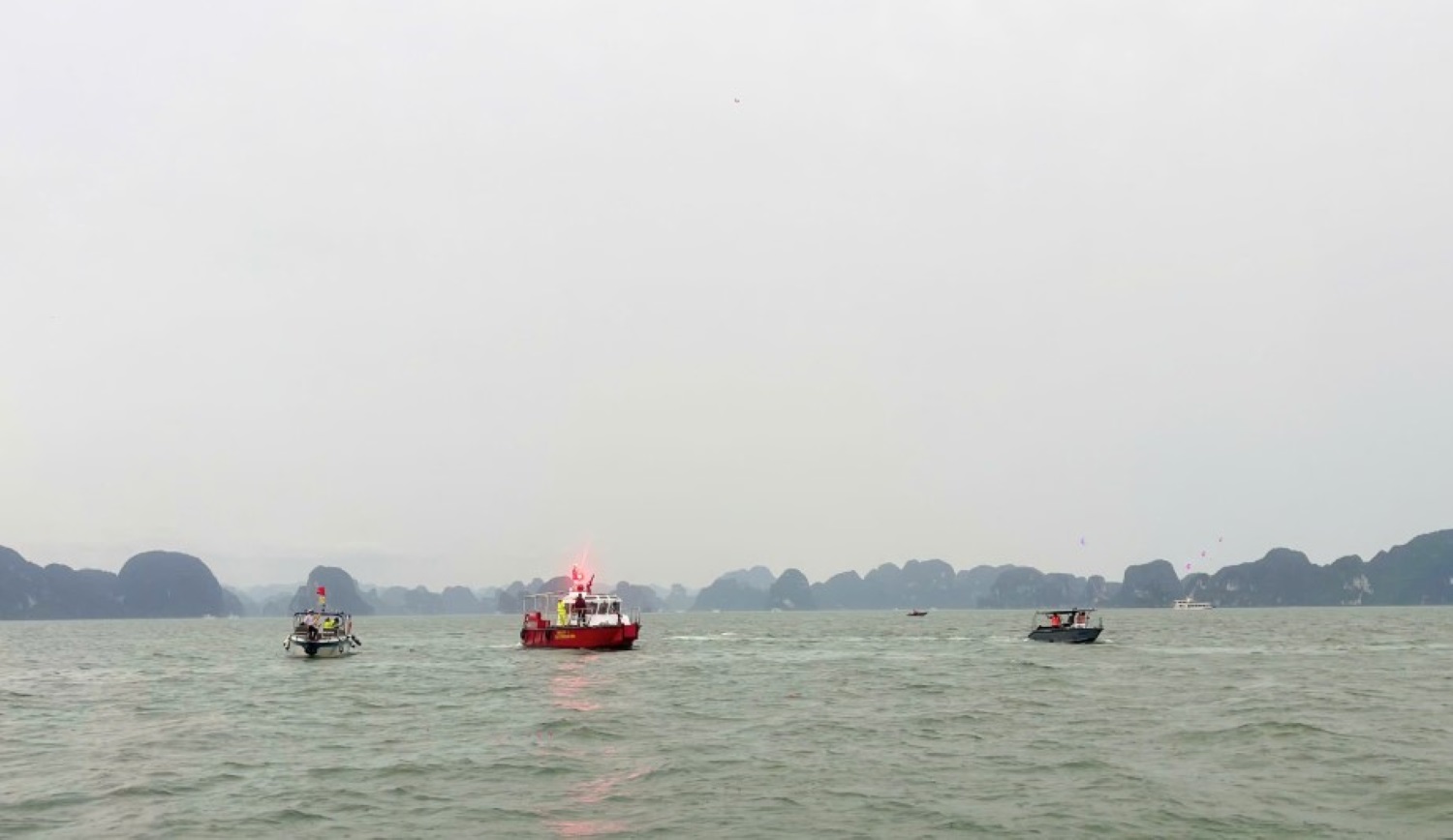 As soon as the information about the tourist boat capsizing in Ha Long Bay was received, Quang Ninh province mobilized forces and people to participate in searching, rescuing, and saving lives. Photo: Quang Ninh Provincial Media Center