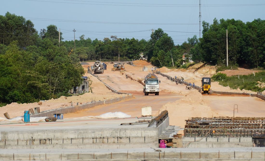 The Hung Vuong extended road project is under construction but has problems with site clearance. To ensure progress, the provincial leaders requested to consider enforcement for construction. Photo: H.Nguyen