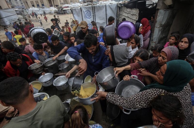 팔레스타인 시민들이 2025년 5월 12일 가자 시티의 식품 유통 센터에서 무료 식품을 받고 있습니다. 사진: 신화통신