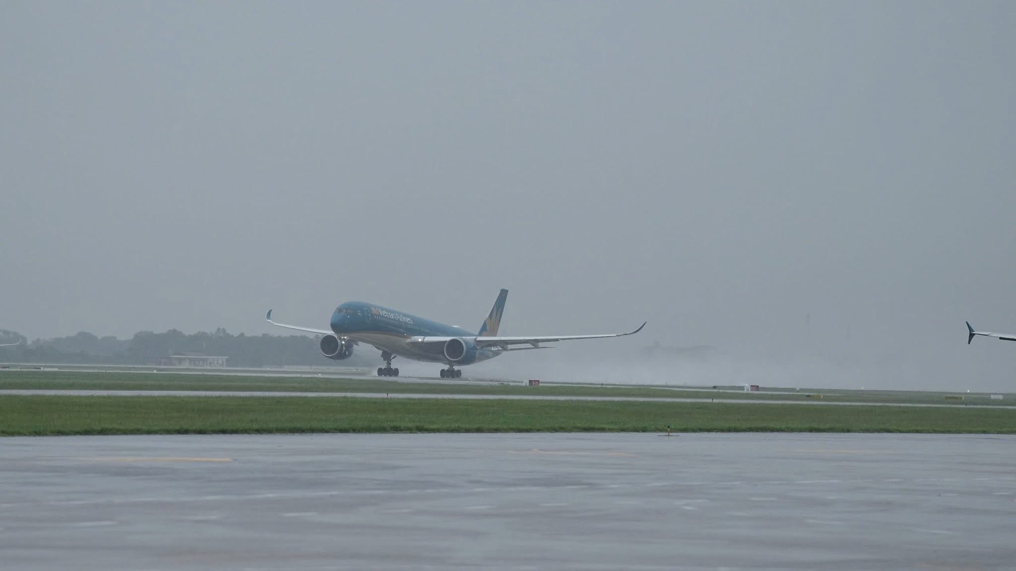 Typhoon No. 3 Wipha affects the schedule of some flights during the weekend. Photo: NIA