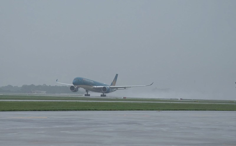 Typhoon No. 3 Wipha affects the schedule of some flights during the weekend. Photo: NIA