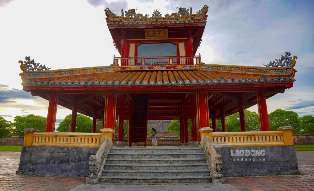 Nam doi dien Ngo Mon va Ky Dai (Kinh thanh Hue), Phu Van Lau khong chi la mot cong trinh kien truc co, ma con la chung nhan lich su ghi dau nhung trang nghiem cua mot trieu dai phong kien lay lung.  
