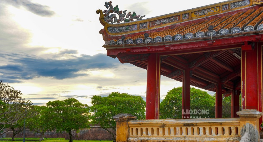 Nhung nam dau thoi Gia Long, trieu dinh da cho xay dung mot dinh nho de treo bang thong bao goi la Bang Dinh. Den thoi Minh Mang, nha vua da dinh the thuc de noi day tro thanh noi cong bo nhung chieu thu quan trong cua nha vua. Nam 1819, Bang Dinh duoc xay dung lai khang trang hon va duoc doi ten thanh Phu Van Lau.