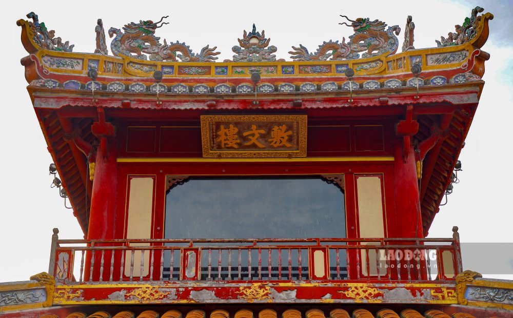 Phu Van Lau co hai tang, gom hai bo mai chong len nhau, duoi lon tren nho. Mai ngay xua lop ngoi ong trang men vang (hoang luu ly) la loai ngoi duoc dung de lop cho tat ca cac cung dien nam o truc chinh cua Kinh thanh.  