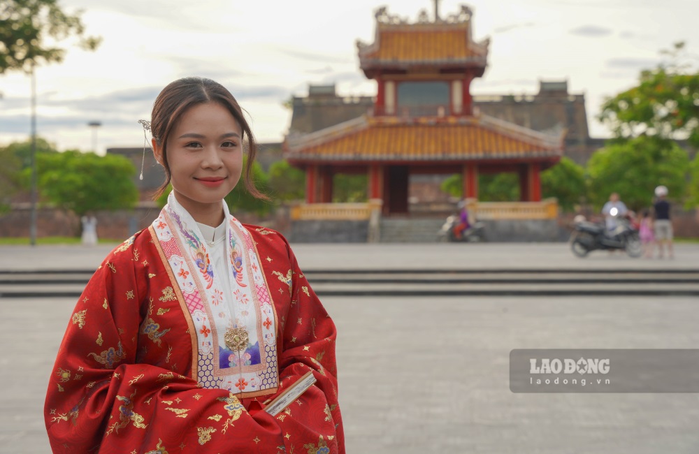 Thieu nu xu Hue trong trang phuc Nhat binh check-in phia truoc Phu Van Lau. Day la mot cong trinh thu hut nhieu nguoi dan va du khach den tham quan, chup hinh.  