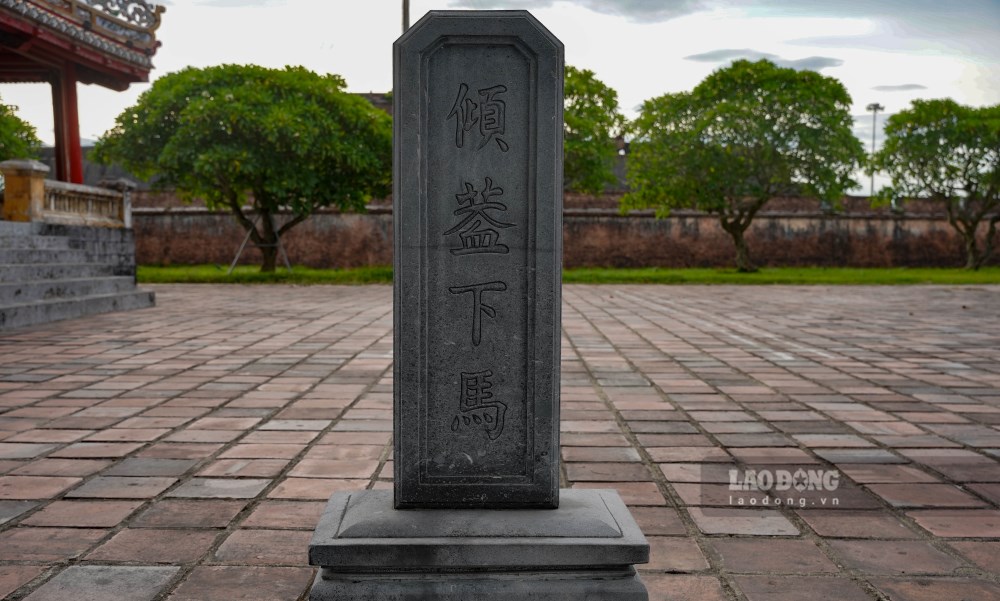 Duoi thoi vua Thieu Tri, trieu dinh cho dung o hai ben hai tam bia da khac 4 chu “khuynh cai ha ma”, Day la chi dau cho nhung ai di qua noi do phai “nghieng long xuong ngua” de to long ton kinh nhung bac hien tai, nhung vi thay dang kinh co cong lao day do hoc tro. 