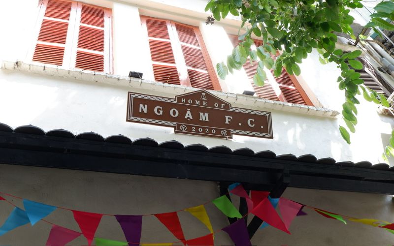 Bang hieu “Home of Ngoam F.C.” phia truoc quan. Anh: Mai Phuong