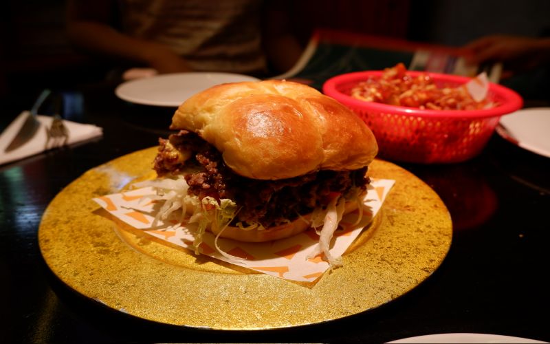 To giay lot burger duoc cat tu phan thua khi tao hinh logo chu “A” - chi tiet nho the hien thong diep “zero wasted” cua Ngoam. Anh: Mai Phuong