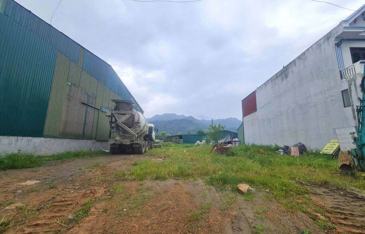 Mot bai tap ket cat cua cua hang kinh doanh vat lieu xay dung tren dia ban xa Kim Boi trong tron vi gia cat tang va can hang. Anh: Hai Dang 