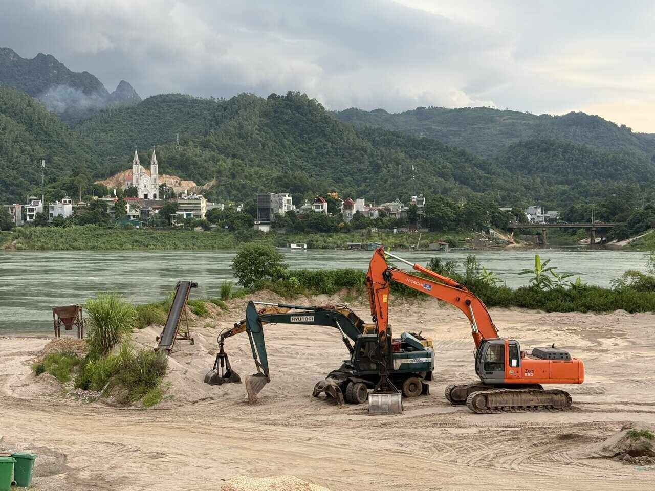 Mot bai khai thac cat ben bo song Da tam ngung hoat dong. Anh: Hai Dang