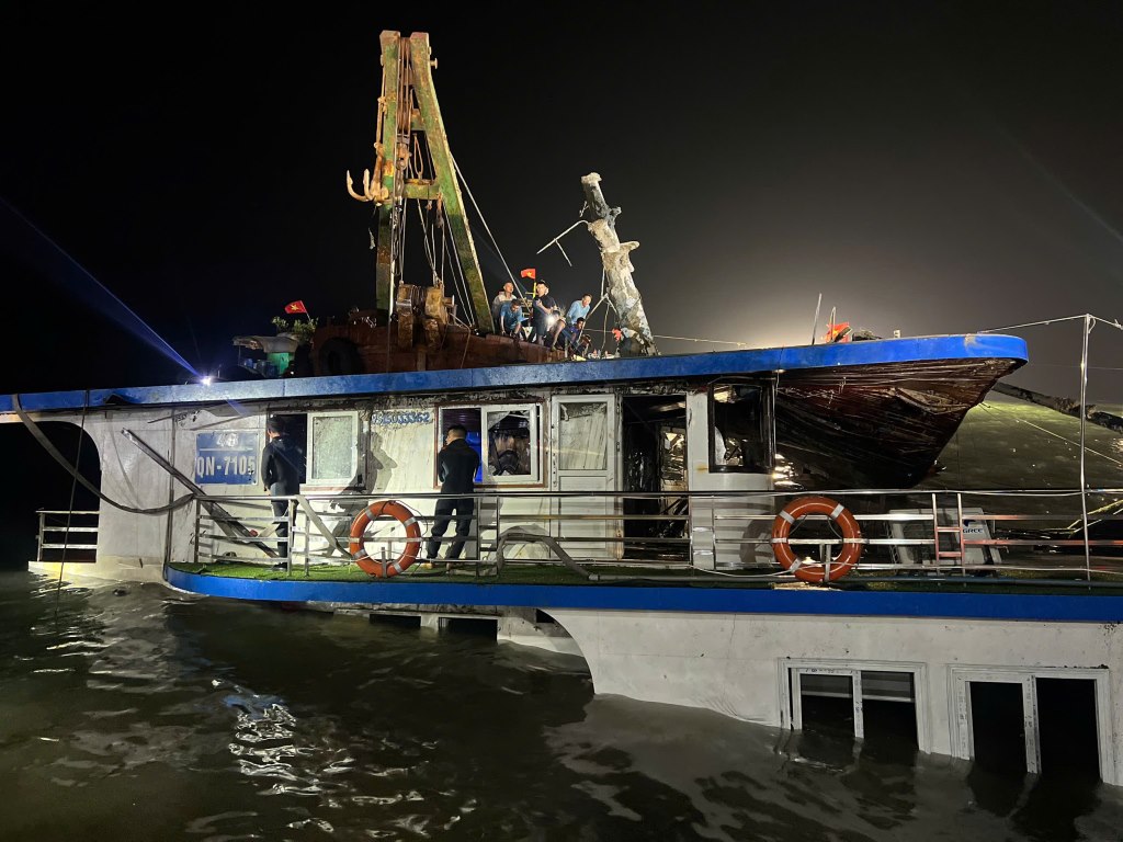 The tourist ship capsized at night. Photo: Quang Ninh Provincial Media Center