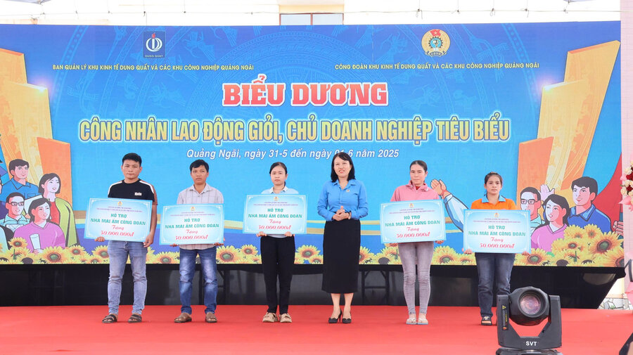 Ms. Nguyen Thi Viet Hien - Vice President of the Quang Ngai Provincial Federation of Labor presented support for building union shelters for union members and workers. Photo: Vien Nguyen