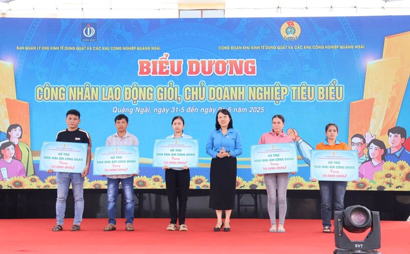 Ms. Nguyen Thi Viet Hien - Vice President of the Quang Ngai Provincial Federation of Labor presented support for building union shelters for union members and workers. Photo: Vien Nguyen