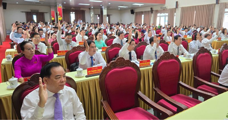 빈롱성 인민의회 대표들이 2단계 정부가 공식적으로 운영에 들어간 후 첫 번째 회의에서 투표하고 있습니다. 사진: 호앙록