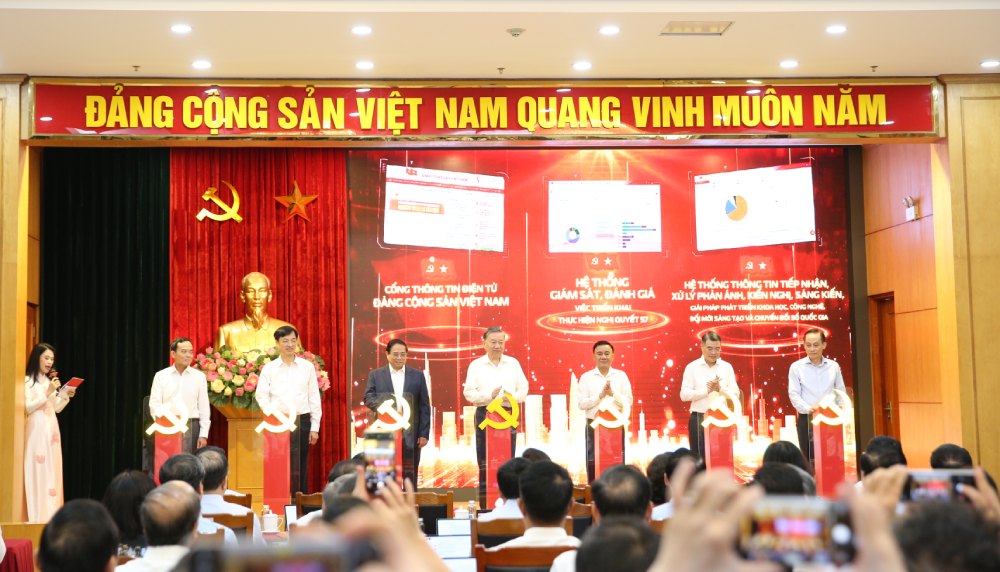 Tong Bi thu To Lam, Thu tuong Chinh phu Pham Minh Chinh, Thuong truc Ban Bi thu Tran Cam Tu va cac dai bieu da thuc hien nghi thuc bam nut khai truong 3 nen tang. Anh: Tran Vuong