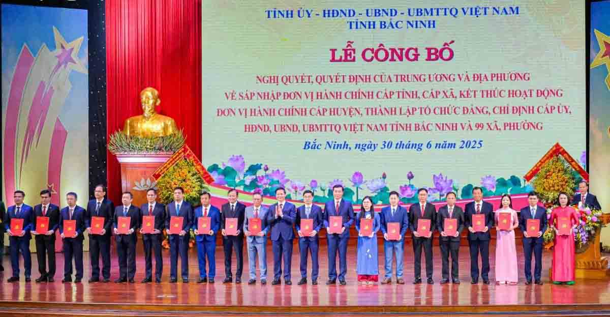 Chu tich UBND tinh Bac Ninh (moi) Vuong Quoc Tuan trao quyet dinh cho cac dong chi Bi thu Dang uy xa, phuong. Anh: Van Truong 
