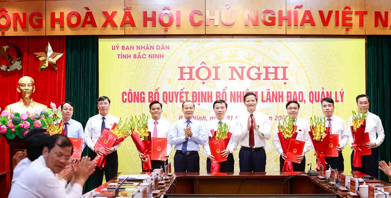 Vuong Quoc Tuan 지방 인민위원회 위원장이 새로운 Bac Ninh 지방 부서 및 산업 지도자에게 꽃을 전달하는 결정서를 수여합니다. 사진: Bac Ninh 전자 정보 포털