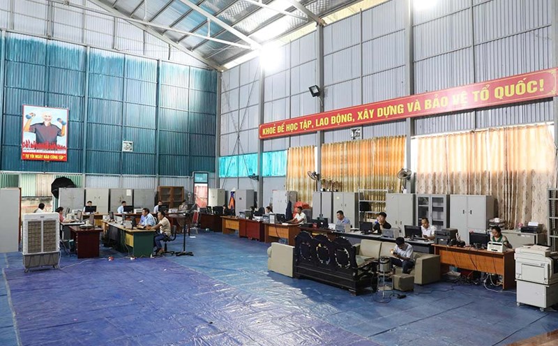 Sam Mon border commune, Dien Bien province takes advantage of the multi-purpose gymnasium as a temporary workplace for dozens of civil servants. Photo: Van Thanh Chuong