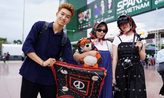 Fan có mặt tại Hà Nội theo dõi đại nhạc hội có G-Dragon biểu diễn hồi cuối tháng 6. Ảnh: Nhật Nguyên