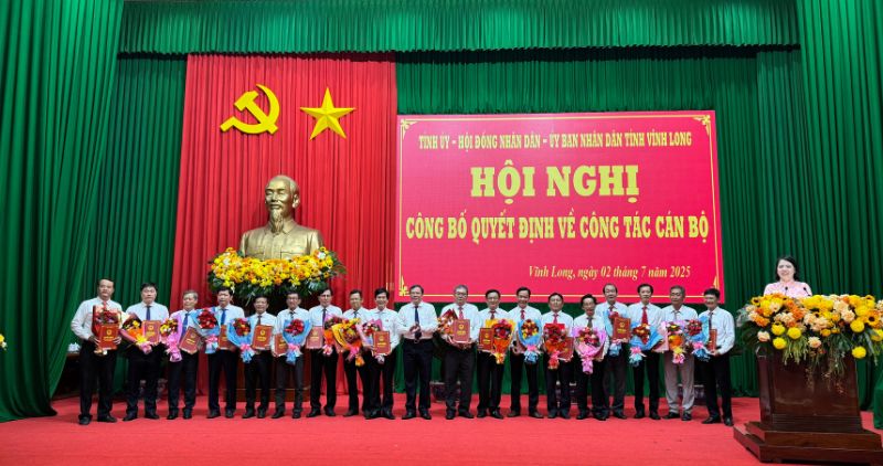 Lanh dao tinh Vinh Long trao Quyet dinh  Anh: Hoang Loc