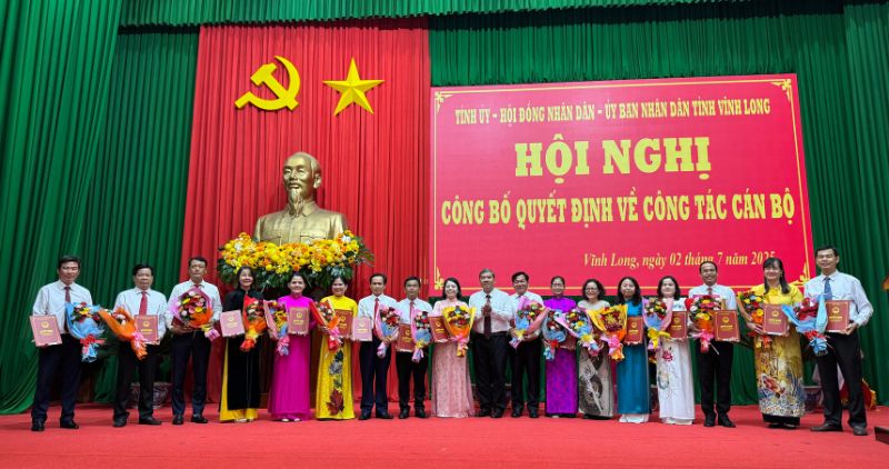 Vinh Long Provincial leaders presented the decision to appoint the Director and Deputy Director of departments and branches. Photo: Hoang Loc