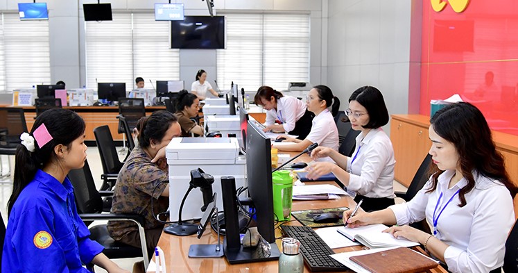 Gia Vien 코뮌 공공 행정 서비스 센터에서 행정 절차를 처리하기 위해 온 사람들 (Ninh Binh). 사진: Tien Thanh