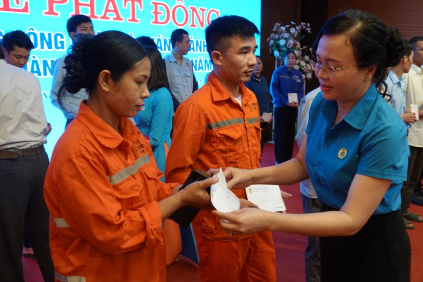 Ms. Tang Thi Linh Chi - Vice President of the Ha Tinh Provincial Federation of Labor presented gifts to union members and workers in the Vung Ang Economic Zone. Photo: Tran Tuan