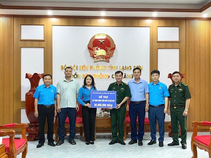 Activities to care for union members and workers. Photo: Khanh Linh