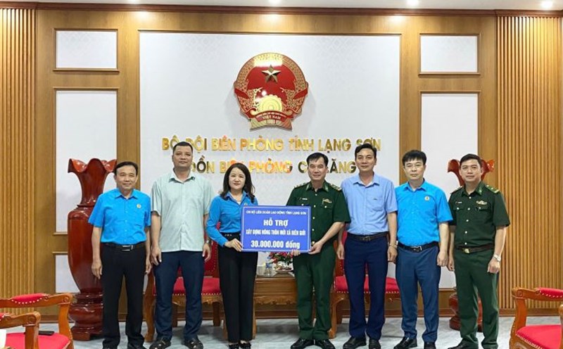 Activities to care for union members and workers. Photo: Khanh Linh