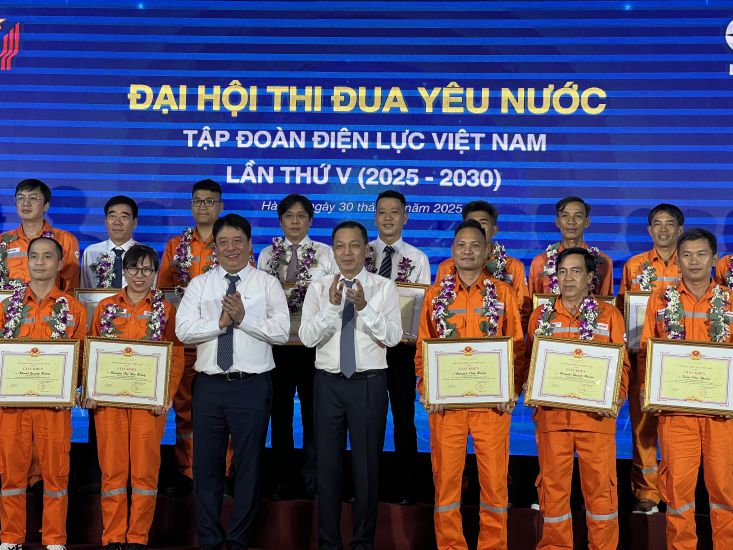 EVNのリーダーシップが2020年から2025年までの先進的な模範例に表彰状を授与。写真:キエウ・ヴー