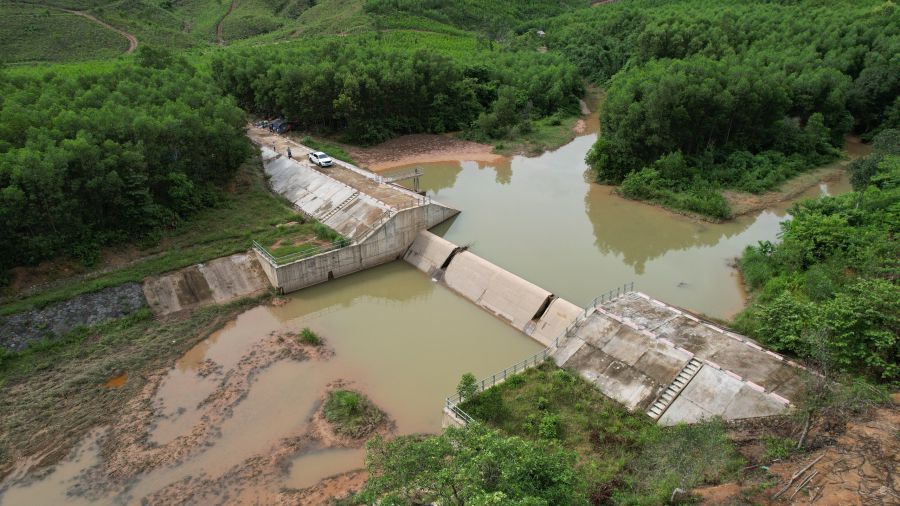 En raison du retard de la liberation du site les elements qui n'ont pas ete mis en œuvre et utilises par le budget central ont ete recuperes de sorte que Dap dang Ban Chua 1 doit ajuster et reduire la ligne de canalisation. Photo : Hung Tho