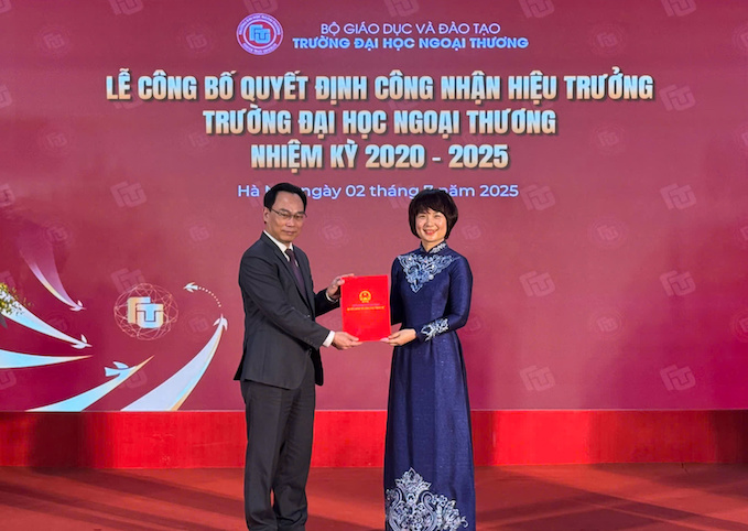 Thu truong Hoang Minh Son trao quyet dinh cho tan Hieu truong Truong Dai hoc Ngoai thuong. Anh: Van Trang