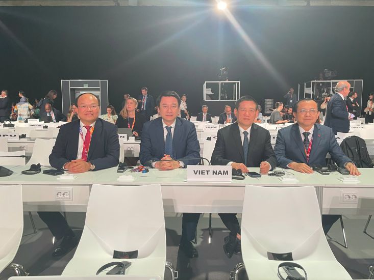 당 중앙위원회 위원 호득프억 부총리가 6월 30일 FfD4 회의 개막식에 참석한 베트남 대표단을 이끌고 있습니다. 사진: 외교부