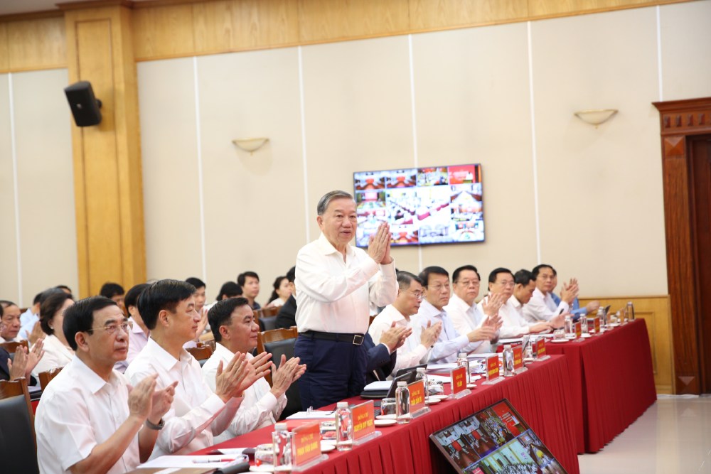 또 람 총비서는 과학 기술 혁신 및 디지털 전환에 관한 중앙 운영 위원회의 상반기 업무 중간 결산 회의와 하반기 2025년 핵심 임무를 주재했습니다. 사진: 쩐 브엉