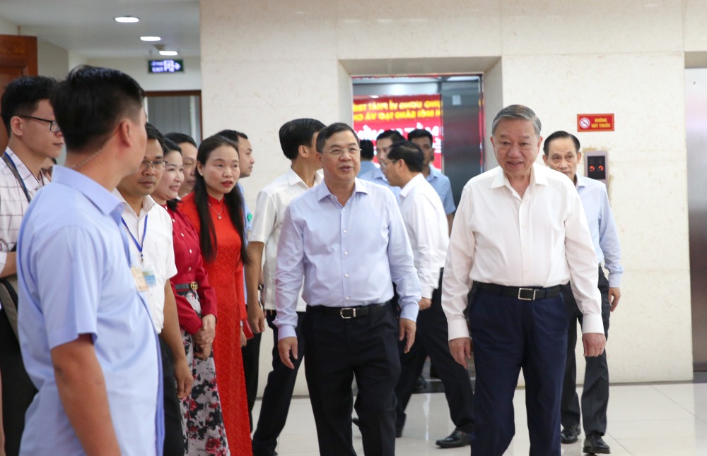 Tong Bi thu To Lam va cac dai bieu toi du Hoi nghi. Anh: Tran Vuong.
