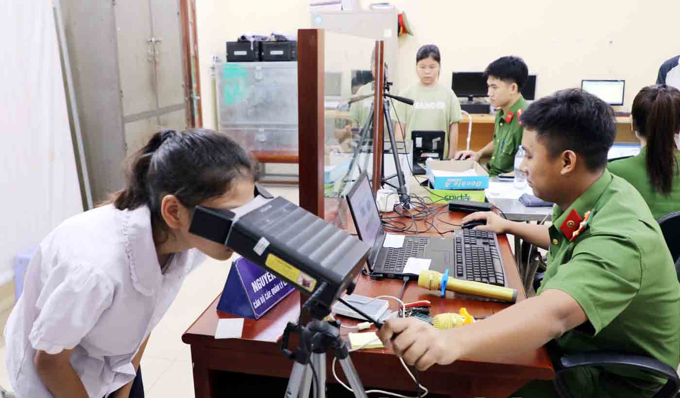 La police de la province de Bac Ninh effectue les formalites de delivrance des cartes a la population. Photo : Portail TTDT Bac Ninh