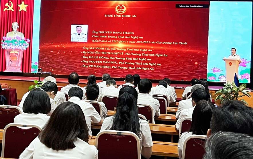 M. Nguyen Bang Thang chef du sous-departement des impots des grandes entreprises a ete mute et nomme au poste de chef des impots de la province de Nghe An. Photo : Ngoc Anh