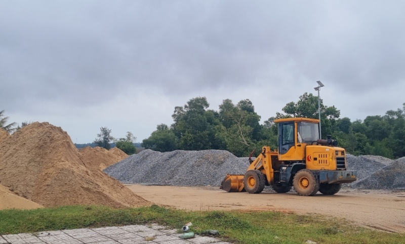 Da Nang assure l'approvisionnement en terre et en pierres pour la construction apres la fusion. Photo : Nguyen Hoang