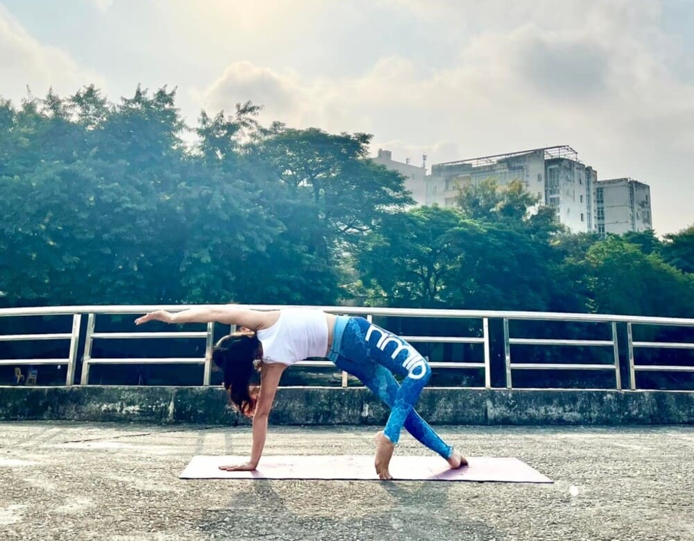 Change the deserted atmosphere of outdoor Yoga sessions to bring a new experience. Photo: Nguyen Yen