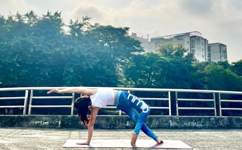 Change the deserted atmosphere of outdoor Yoga sessions to bring a new experience. Photo: Nguyen Yen
