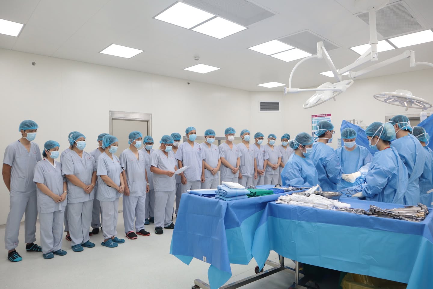 E病院の医師と看護師が、他の多くの人々を救った臓器提供者に感謝の意を表する瞬間。写真:BVCC