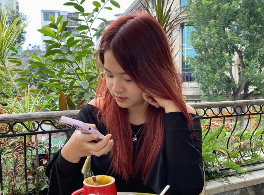 El color de cabello rojo de fresa ayudara a las niñas a verse brillantes, un poco misteriosas cuando se combinan con disfraces oscuros.  Foto: Phuong Linh