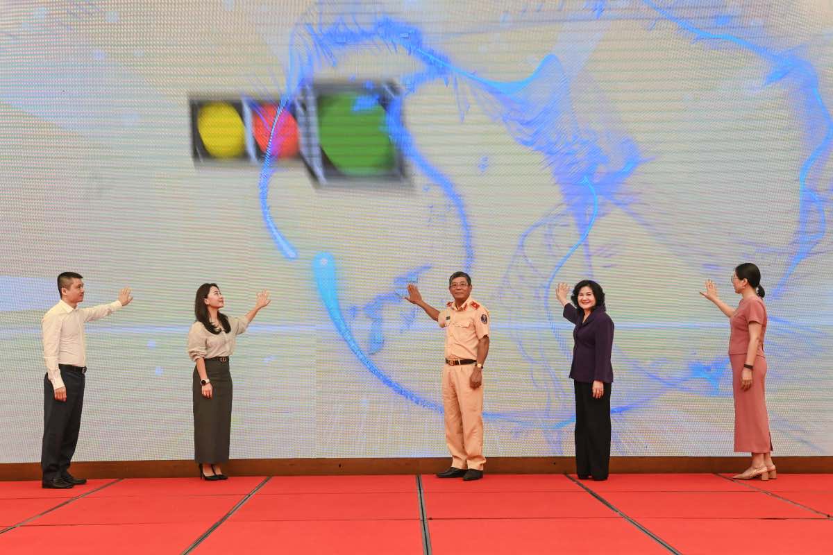 Cac dai bieu bam nut phat dong cuoc thi (Anh: Hai Long). 
