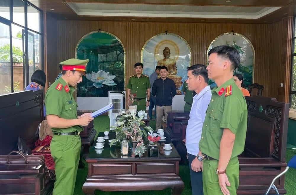 Công an thi hành lệnh bắt tạm giam đối với ông Lê Anh Tuấn. Ảnh: Công an 