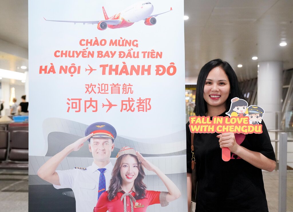 Nhung hanh khach dau tien tren chuyen bay khai truong ket noi Ha Noi - Thanh Do. Anh Vietjet