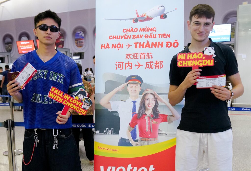 Nhung hanh khach dau tien tren chuyen bay khai truong ket noi Ha Noi - Thanh Do. Anh Vietjet
