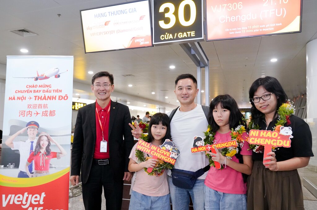 Lanh dao Vietjet chao mung chuyen bay khai truong Ha Noi - Thanh Do cung to bay va hanh khach tu san bay quoc te Noi Bai. Anh Vietjet