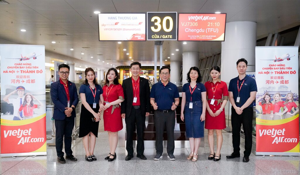 Les dirigeants de Vietjet accueillent le vol d'ouverture Hanoï - Thanh Do avec l'equipage et les passagers de l'aeroport international de Noi Bai. Photo : Vietjet