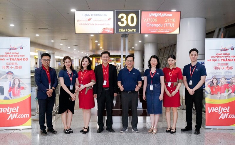 Vietjet leaders welcomed the Hanoi - Chengdu flight with the flight crew and passengers from Noi Bai International Airport. Photo: Vietjet